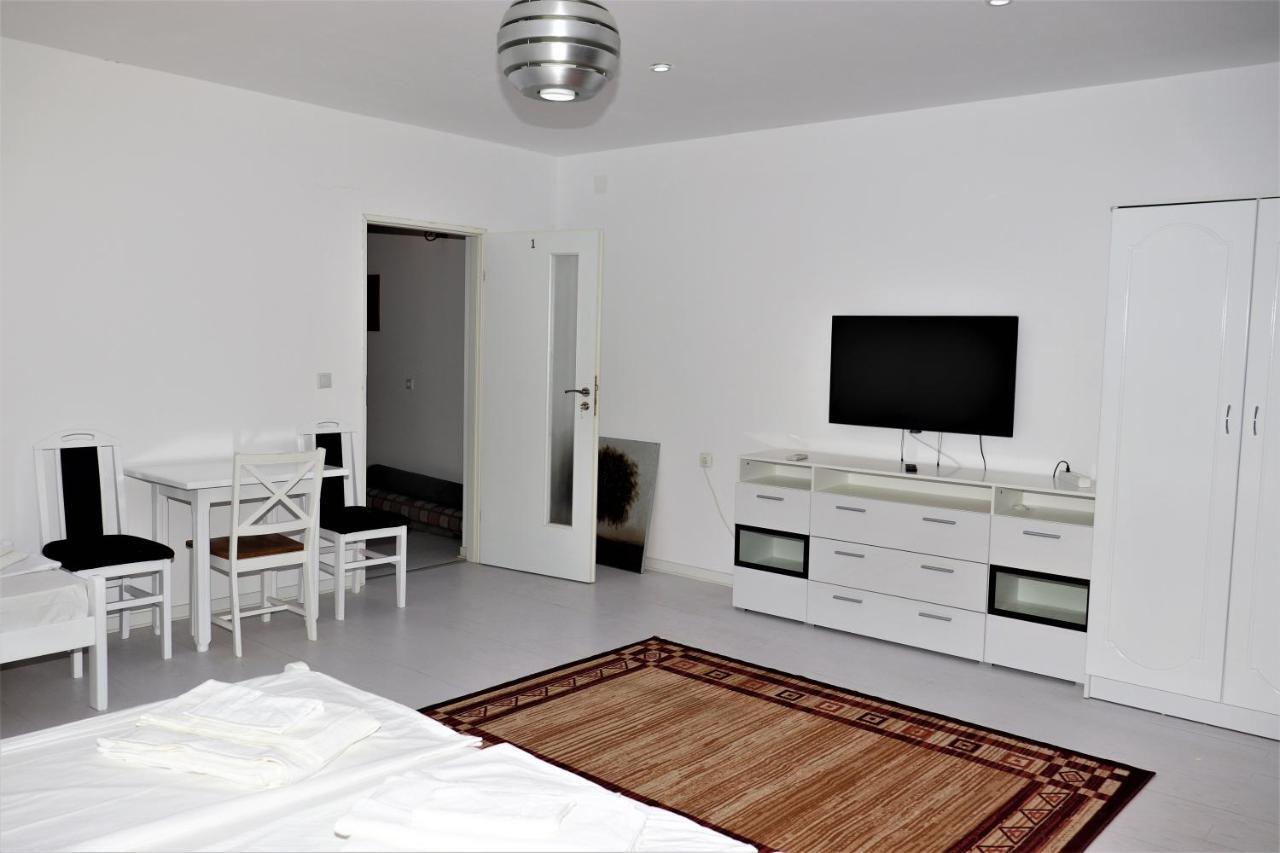 Отель Casa Mio Moldova Noua Экстерьер фото